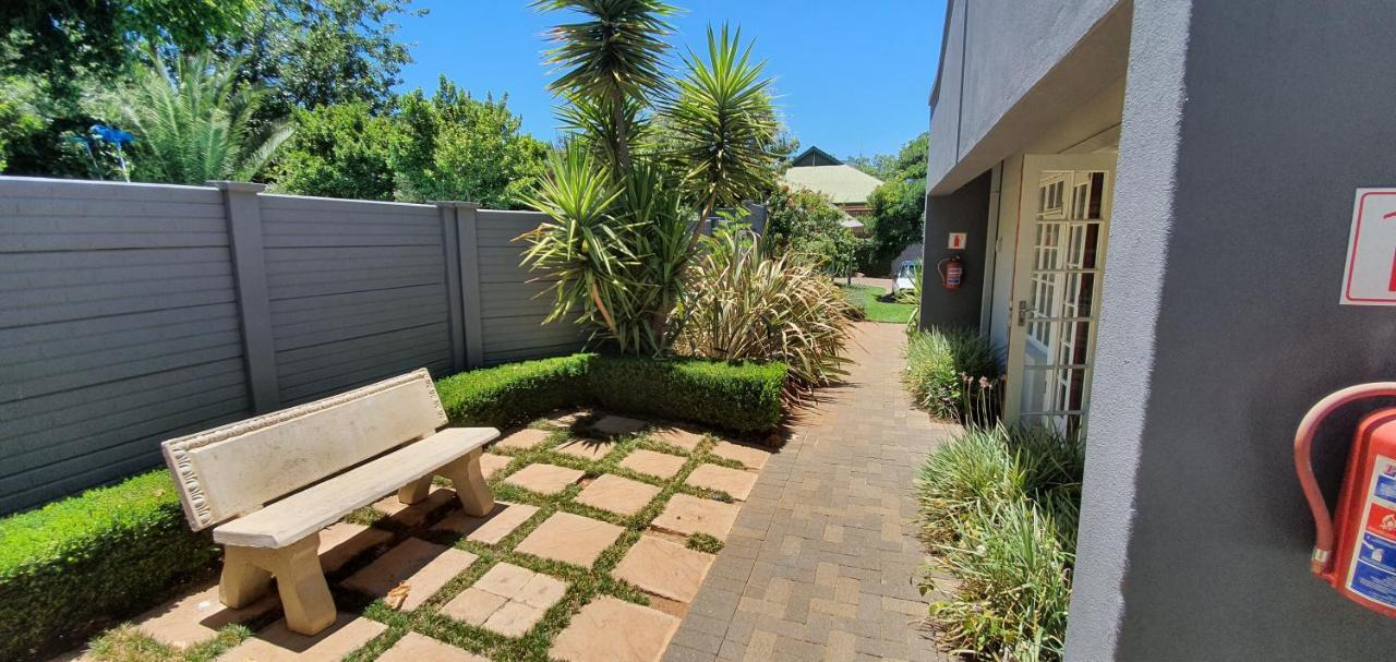 Acacia Westdene B&B Bloemfontein Exteriör bild
