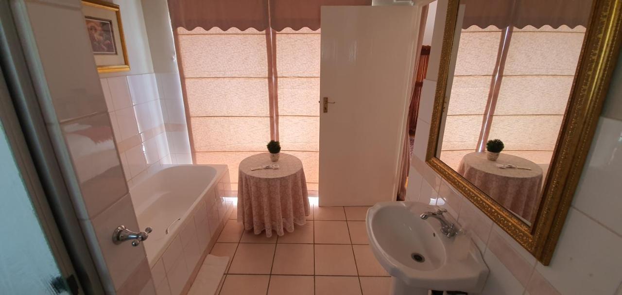 Acacia Westdene B&B Bloemfontein Exteriör bild